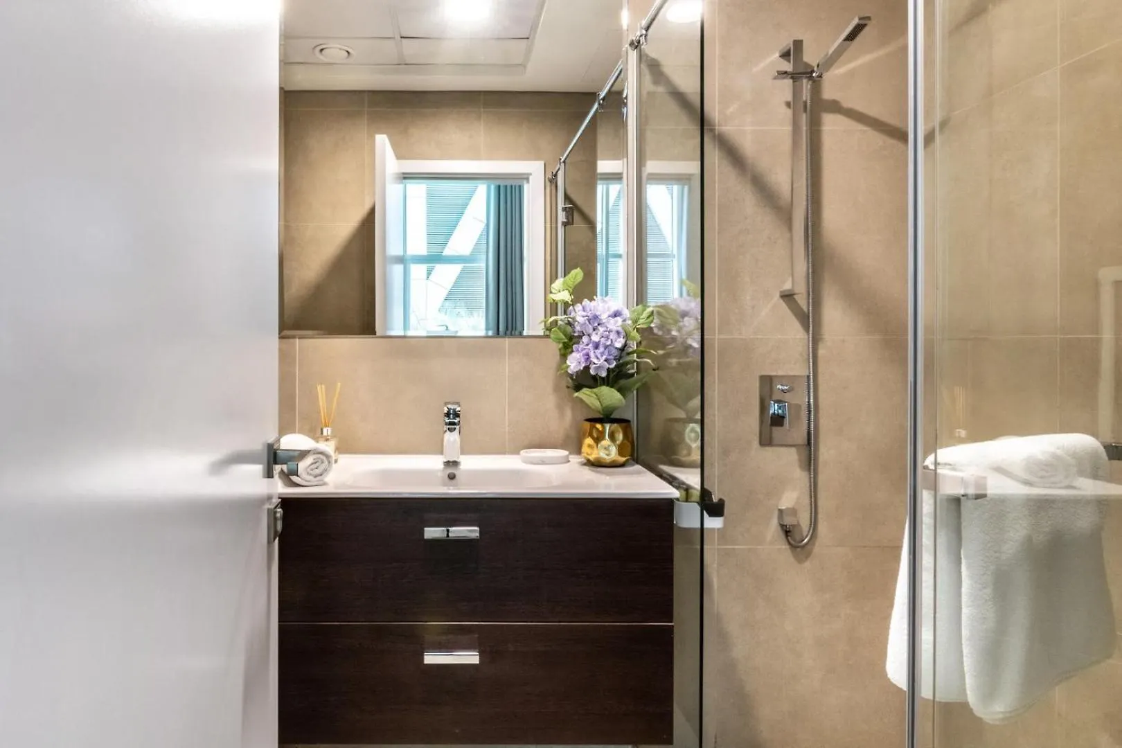 Guestready - Luxury Haven At Marina Arcade Apartment Dubai
